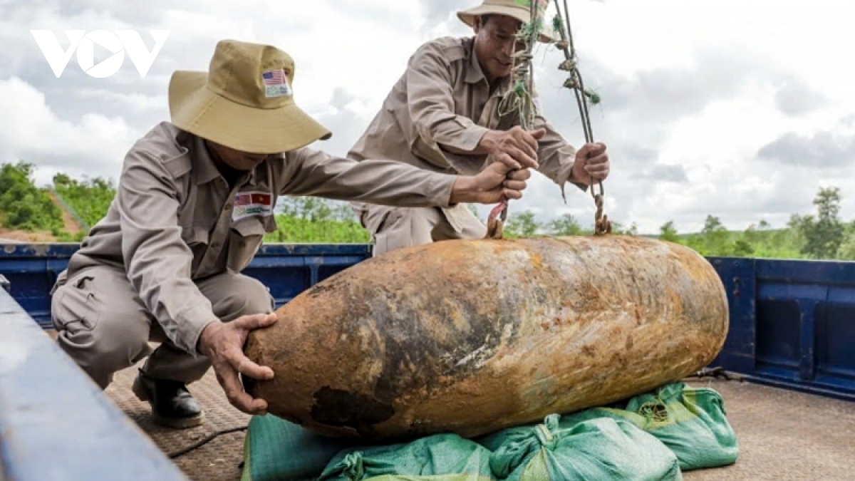 Mine clearance workers halt operations in war-torn Quang Tri province